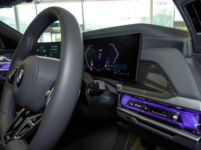 視認性に優れたコックピットデザインとなっております。