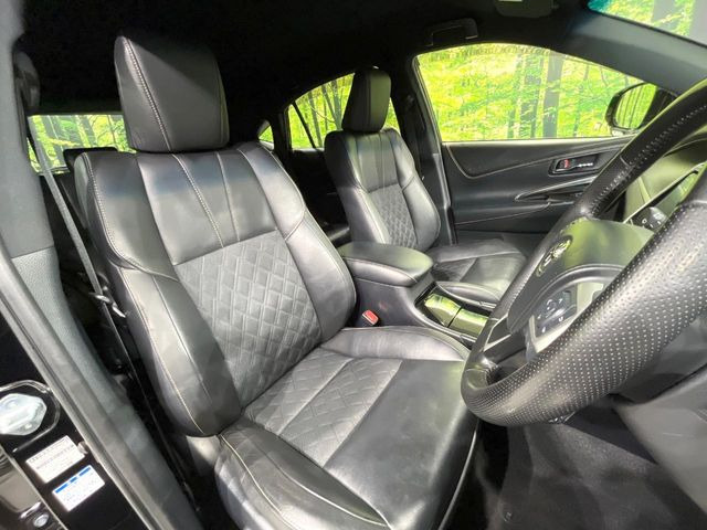 【ハーフレザーシート】高級感と座り心地を両立した人気のシート♪背面・座面のファブリック素材は、通気性の良さや滑りにくさに優れています。気温や服装に左右されず快適にお乗りいただけます。