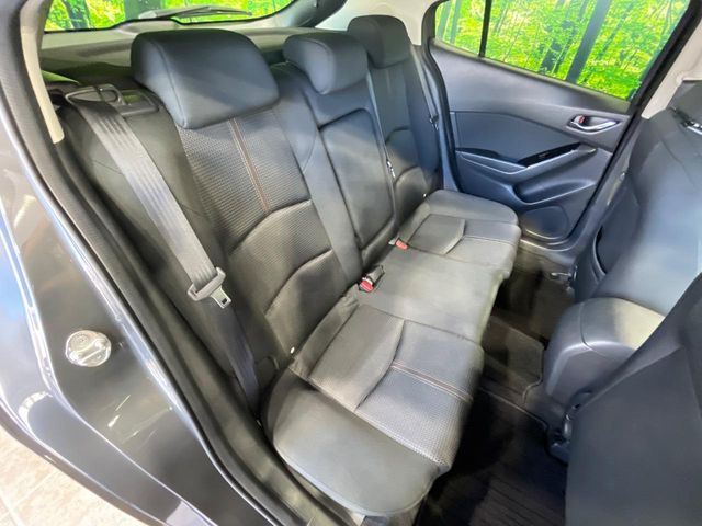 後部座席も気になるようなキズ・汚れやへたり等、大きなダメージはなく、良好な状態です。