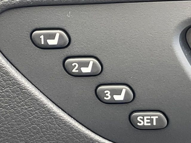 【メモリー機能付きパワーシート】ドライバーごとに設定したシート位置を記憶して、ボタン一つで切り替えできる便利な機能!運転する方が複数名いらっしゃるご家庭におすすめです♪