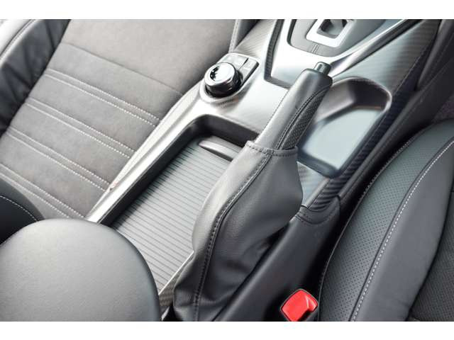 �J�[�{���C���e���A�p�l���E�R���\�[���{�b�N�X��USB�[�d2�EAUX�B