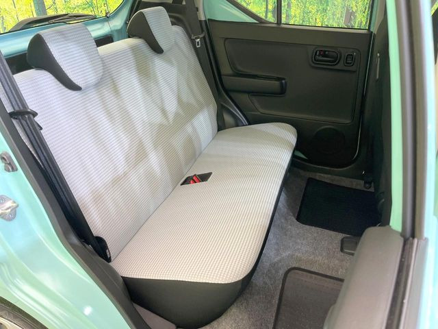 後部座席も気になるようなキズ・汚れやへたり等、大きなダメージはなく、良好な状態です。