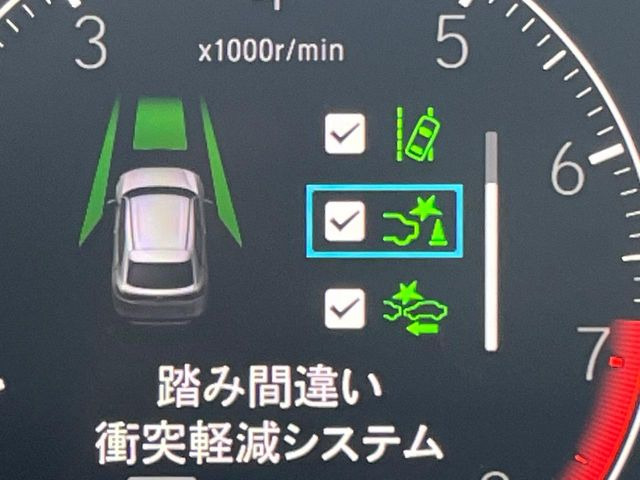 【ホンダセンシング】走行中に前方の車両等を認識し、衝突しそうな時は警報とブレーキで衝突回避と被害軽減をアシスト。より安全にドライブをお楽しみいただけます。