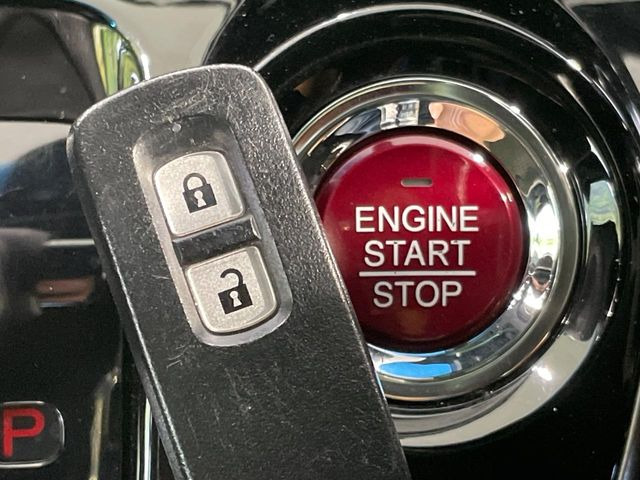 【キーレス】少し離れた場所からでもボタン一つでドアの開錠・施錠ができるのでとっても便利!ドアの鍵穴周りに傷をつけることもありません♪