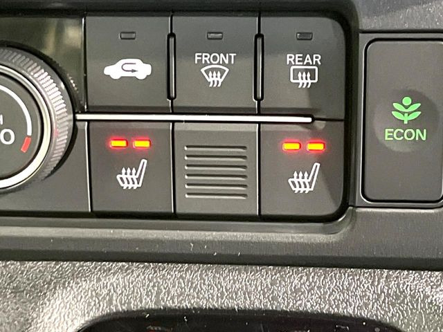 【前席シートヒーター】寒い日に重宝するシートヒーター!エアコンより早く温まってくれるので寒がりの人も安心ですね♪エアコンの温風は乾燥するから苦手、という方にもをおすすめです。