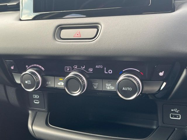 【左右独立型フルオートエアコン】運転席と助手席でそれぞれお好みの温度に設定可能。同乗者にも配慮した、快適な空調をお届け致します。