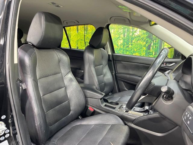 運転席シート廻りは使用感も少なく、良好な状態となっています。前オーナー様が丁寧に使っていたことがよくわかりますね。