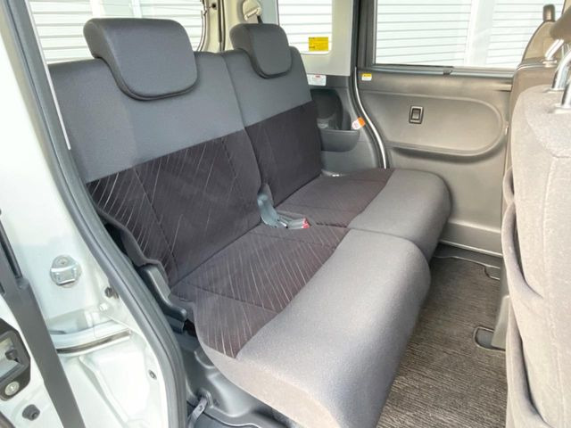 後部座席も気になるようなキズ・汚れやへたり等、大きなダメージはなく、良好な状態です。