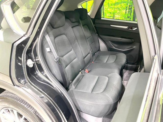 後部座席も気になるようなキズ・汚れやへたり等、大きなダメージはなく、良好な状態です。