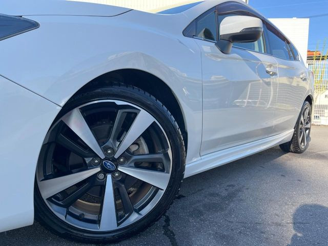 【純正18インチアルミホイール】外観にマッチした純正アルミホイールを装着しております。各種社外アルミホイールや、スタッドレスタイヤも取扱いしております。是非ご相談ください♪