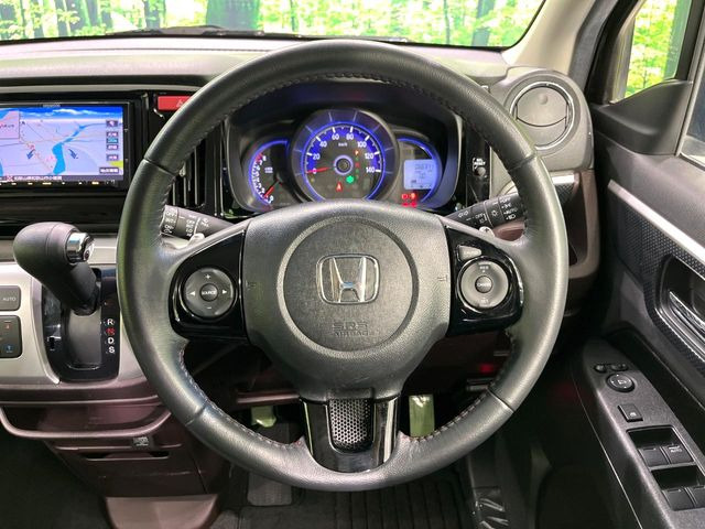 【ステアリングスイッチ】運転中、前方から目線をそらすことなく、オーディオ等の操作が可能な便利機能!安心&快適なドライブを演出してくれます♪