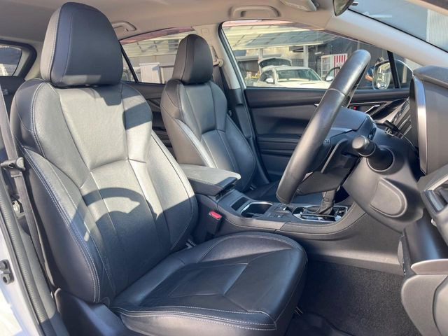 【黒革シート】上質な本革を使用し、高級感あふれる黒革シート。常に体に触れる部分だから、座り心地の良さにはこだわりたいですね♪汚れの付着や劣化を抑制する内装コーティング施工もおススメですよ♪