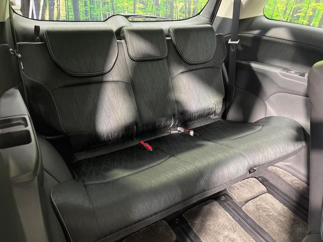 【ハーフレザーシート】高級感と座り心地を両立した人気のシート♪背面・座面のファブリック素材は、通気性の良さや滑りにくさに優れています。気温や服装に左右されず快適にお乗りいただけます。