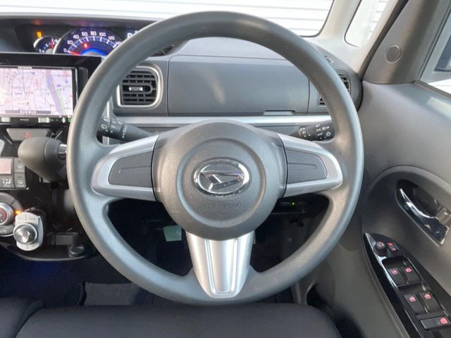 インテリアに合わせたデザインのステアリングは、運転される方のことも考え、運転しやすい形状、大きさです。是非一度、実際に触ってお確かめください。