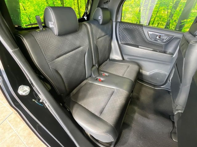後部座席も気になるようなキズ・汚れやへたり等、大きなダメージはなく、良好な状態です。