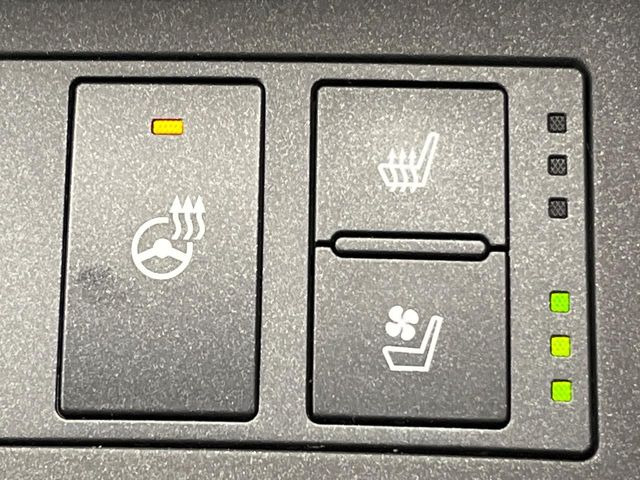 【シートベンチレーション】夏場は涼しい風でお尻や背中の熱やムレを防ぎ、冬はエアコンよりも早く温まってポカポカに!季節を問わず快適に過ごせます。