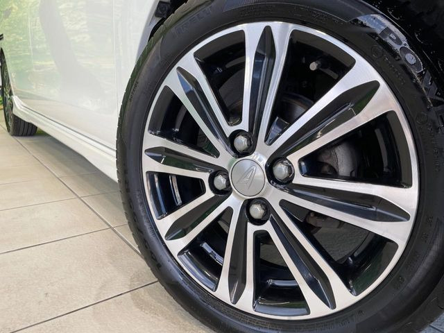 �y����15�C���`�A���~�z�C�[���z�O�ςɃ}�b�`���������A���~�z�C�[���𑕒����Ă���܂��B�e��ЊO�A���~�z�C�[����A�X�^�b�h���X�^�C�����戵�����Ă���܂��B���񂲑��k����������