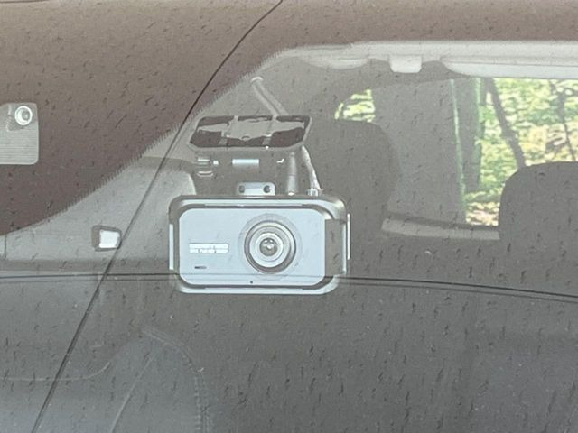 【ドライブレコーダー】安心・安全なカーライフに必須のドライブレコーダーを装備!走行中はもちろん、あおり運転や事故に遭遇した際の状況も映像で記録し、万一のリスクに備えます。