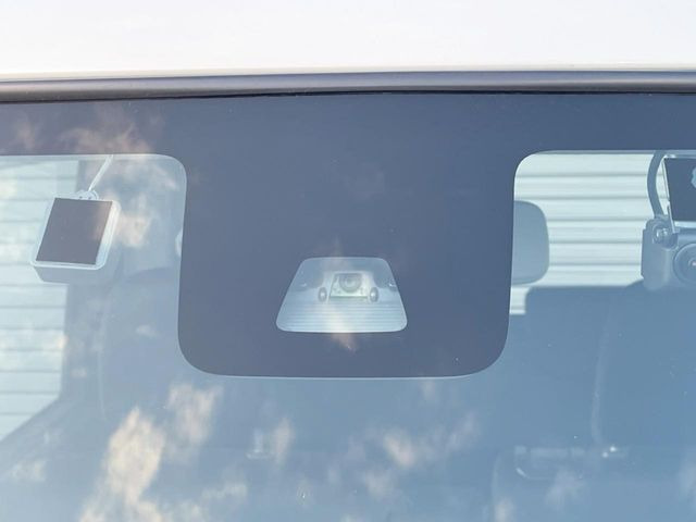 【スマートアシスト】走行中に前方の車両等を認識し、衝突しそうな時は警報とブレーキで衝突回避と被害軽減をアシスト。より安全にドライブをお楽しみいただけます。