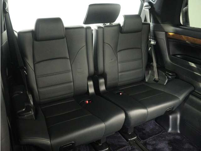 サードシートも広々とした空間をご用意しております!シートアレンジにて、快適スペースを作ることも可能となっております!アレンジパターンも豊富で、様々なシーンにご利用いただけます!