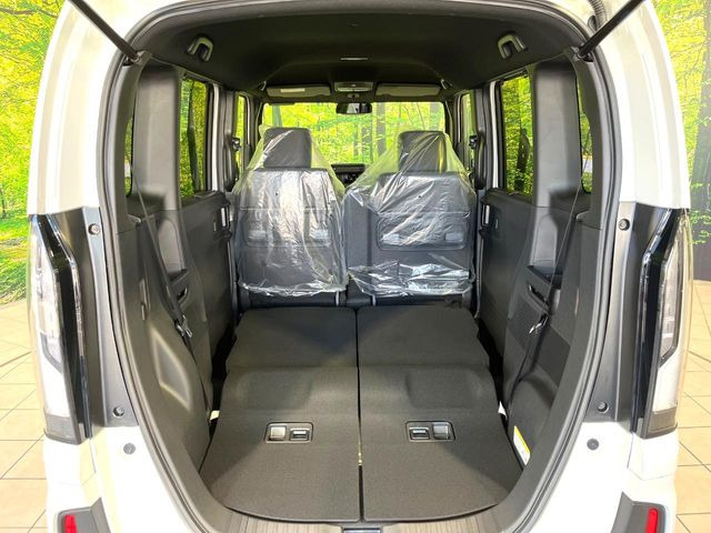 後席を格納すると、これだけの広さが!シーンに合わせたシートアレンジで、大きな荷物も積むことが出来ます♪