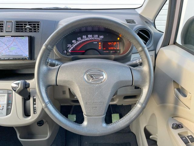 �C���e���A�ɍ��킹���f�U�C���̃X�e�A�����O�́A�^�]�������̂��Ƃ��l���A�^�]���₷���`��A�傫���ł��B�����x�A���ۂɐG���Ă��m���߂��������B