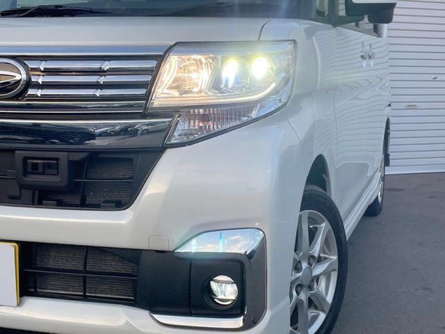 【LEDヘッドライト】悪天候や夜間走行時も良好な視界を確保し安心して運転できる高輝度LEDヘッドライトを装備!点灯速度が早く、消費電力も抑えられています。