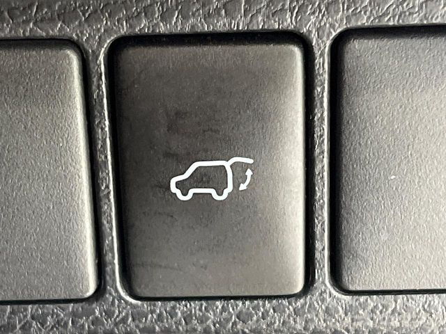 【パワーバックドア】スマートキーや運転席のボタンを押すだけでリアゲートが自動で開閉します!荷物を持っている時や、高い位置にあるバックドアを閉める際に便利な機能です♪