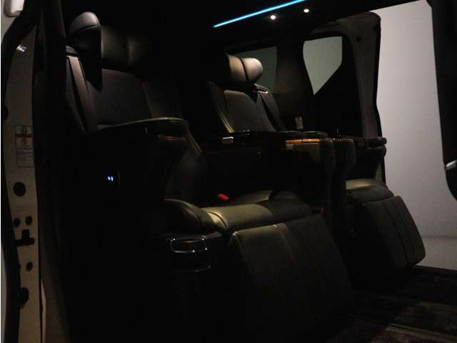 (☆プレミアム黒本革エアシート☆)ブラックレザーを使用した快適な温冷風シート機能、専用の読書灯、電動リクライニング、電動オットマン、シートメモリー機能、格納テーブル、最上級モデルが入庫しました。