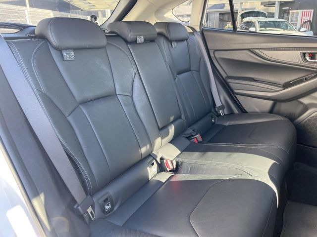 後部座席も気になるようなキズ・汚れやへたり等、大きなダメージはなく、良好な状態です。