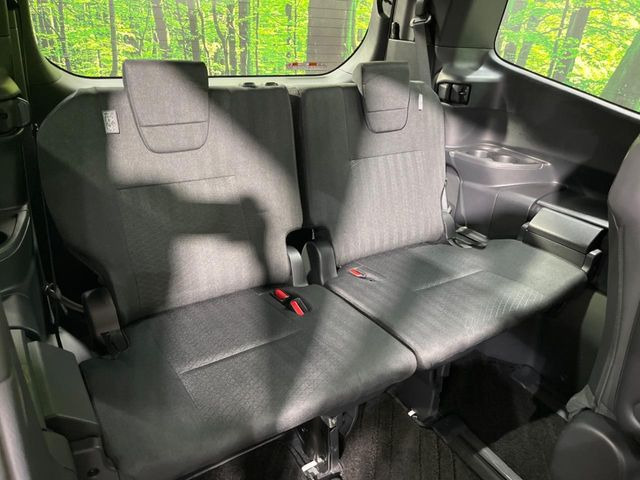 3列目シートはもちろん状態良好☆大人でもゆったりと座って頂けますので、大人数でのお出かけもラクラクです♪ご家族で、気の知れた仲間で、ドライブに行くのが楽しみですね♪