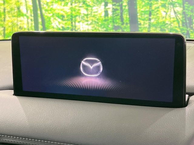 【10.25インチマツダコネクト】車内の雰囲気にマッチした大型ディスプレイ。スマホ接続でのナビ使用やBluetooth再生等、様々な機能が楽しめます。直感的なダイヤル操作が可能で、使い勝手も良好です。