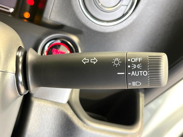 【オートライト】周りの明るさに応じて自動でヘッドライトの点灯・消灯ができる機能です!ライトの付け忘れ・消し忘れなどが無くなり、雨の日や夕方の走行も安心!トンネル通過時も便利ですね♪