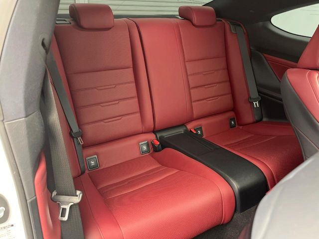 後部座席も気になるようなキズ・汚れやへたり等、大きなダメージはなく、良好な状態です。