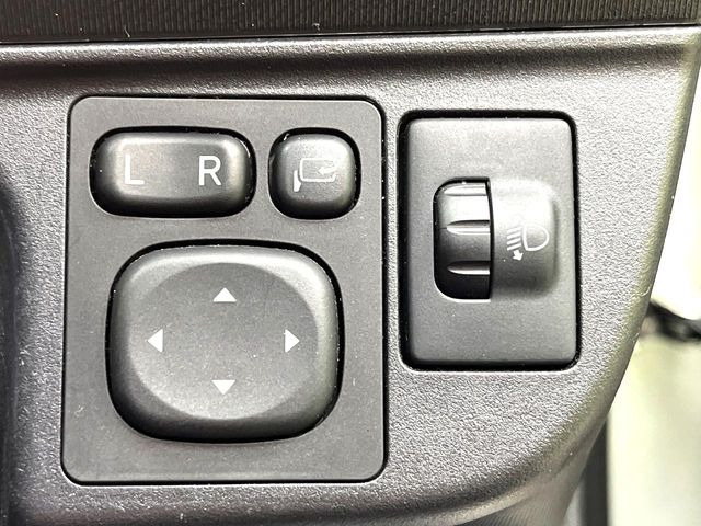 �y�d���i�[�~���[�z�T�C�h�~���[�͓d���i�[���ƂȂ��Ă���A�������ԏ�ł��L�Y�������X�N��}�����܂��B