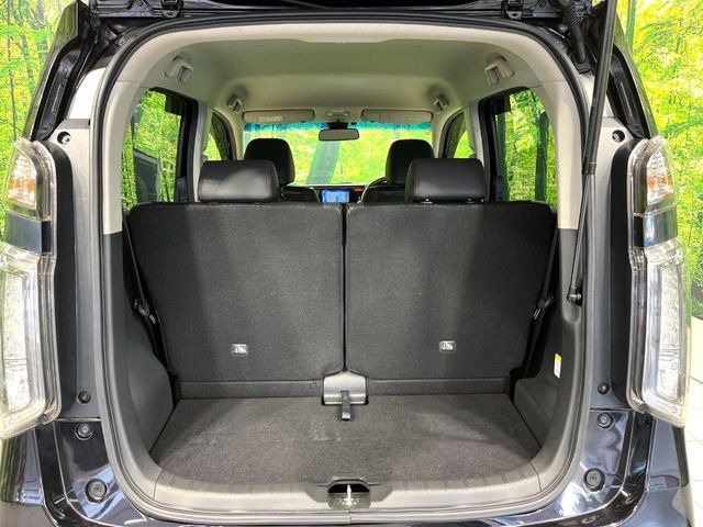 普段のお買い物や通勤、送迎等に十分な荷室スペースを確保しております。セカンドシートを倒すと、大きな荷物の積載も可能です♪