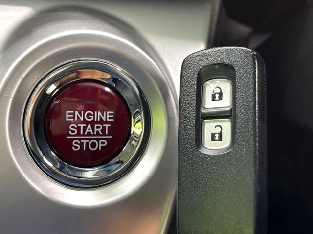 【Hondaスマートキー】カバンやポケットに入れたままでもドアの施錠・解錠が可能なスマートキーを装備。エンジンのオン・オフ時もカギを取り出す必要が無いからとっても便利です♪