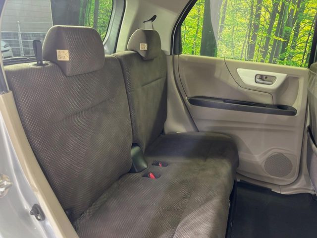 後部座席も気になるようなキズ・汚れやへたり等、大きなダメージはなく、良好な状態です。