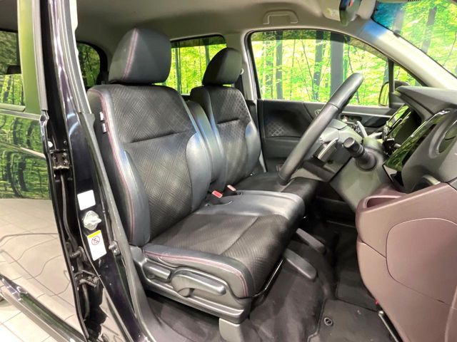 【ハーフレザーシート】高級感と座り心地を両立した人気のシート♪背面・座面のファブリック素材は、通気性の良さや滑りにくさに優れています。気温や服装に左右されず快適にお乗りいただけます。