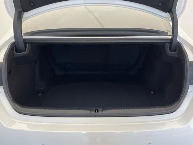 積み下ろしのしやすいデッキにはたっぷりと荷物を積み込んでいただけます。遊びから仕事まで、様々なシーンで頼れます♪