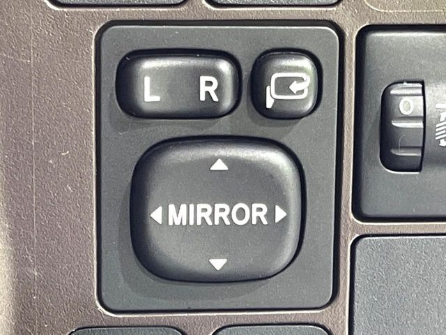 �y�d���i�[�~���[�z�T�C�h�~���[�͓d���i�[���ƂȂ��Ă���A�������ԏ�ł��L�Y�������X�N��}�����܂��B