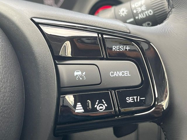 【アダプティブクルーズコントロール】高速道路での長距離走行が楽に!!自動で速度を保つクルーズコントロールが、衝突軽減システムと連携し、前方の車両を感知して車間を保つように速度調節してくれます!!