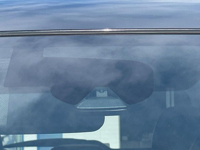 �y�C���e���W�F���g�G�}�[�W�F���V�[�u���[�L�z�t�����g�J�����őO���̎ԗ�����s�҂����m�B�Փ˂������Ȏ��͏Փ˔�Q�y���u���[�L���쓮�A�Փˉ�����T�|�[�g�B�����S�Ƀh���C�u�����y���݂��������܂��B