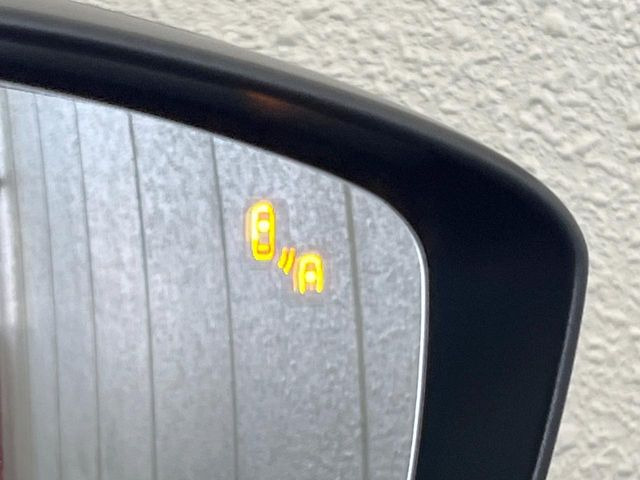 【ブラインドスポットモニタリング】走行中、ドアミラーの死角になりやすい箇所に後続車が接近するとサイドミラー付近に警告を表示、ドライバーに注意喚起をしてくれます。