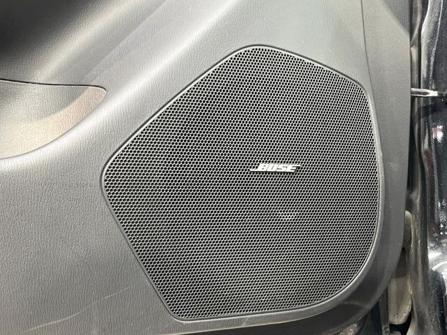 【BOSEサウンドシステム】メーカーオプションの高品位サウンドシステムを搭載。専用のチューニングが施された大小様々なスピーカーから良質なサウンドが奏でられ、臨場感あふれる音響空間を演出します。