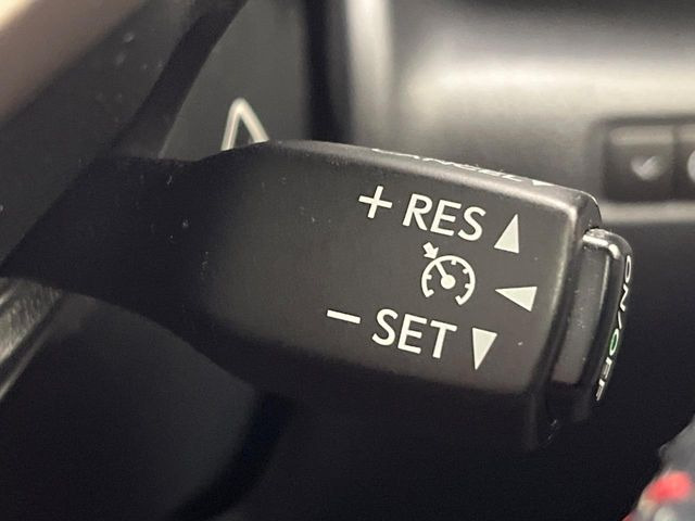 【クルーズコントロール】高速道路もラクラク走行。アクセルを離しても一定速度で走行ができ、長距離運転時の負担を軽減!加速・減速も簡単なスイッチ操作で調整できます。