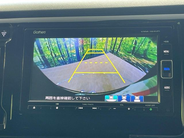 【バックカメラ】駐車時に後方がリアルタイム映像で確認できます。大型商業施設や立体駐車場での駐車時や、夜間のバック時に大活躍!運転スキルに関わらず、今や必須となった装備のひとつです!