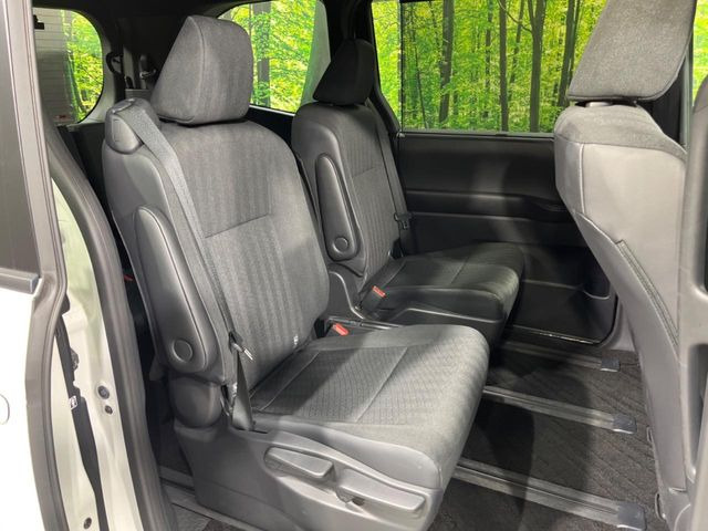 後部座席も気になるようなキズ・汚れやへたり等、大きなダメージはなく、良好な状態です。