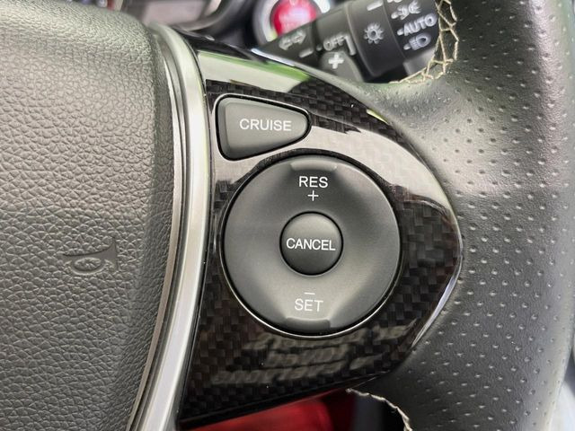 【クルーズコントロール】高速道路もラクラク走行。アクセルを離しても一定速度で走行ができ、長距離運転時の負担を軽減!加速・減速も簡単なスイッチ操作で調整できます。