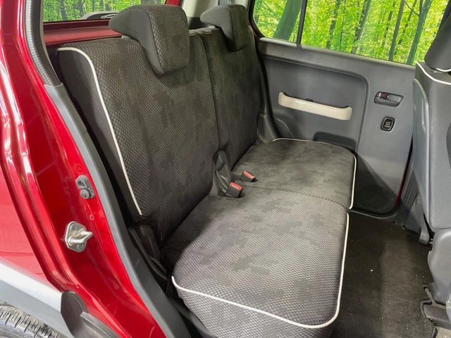 後部座席も気になるようなキズ・汚れやへたり等、大きなダメージはなく、良好な状態です。